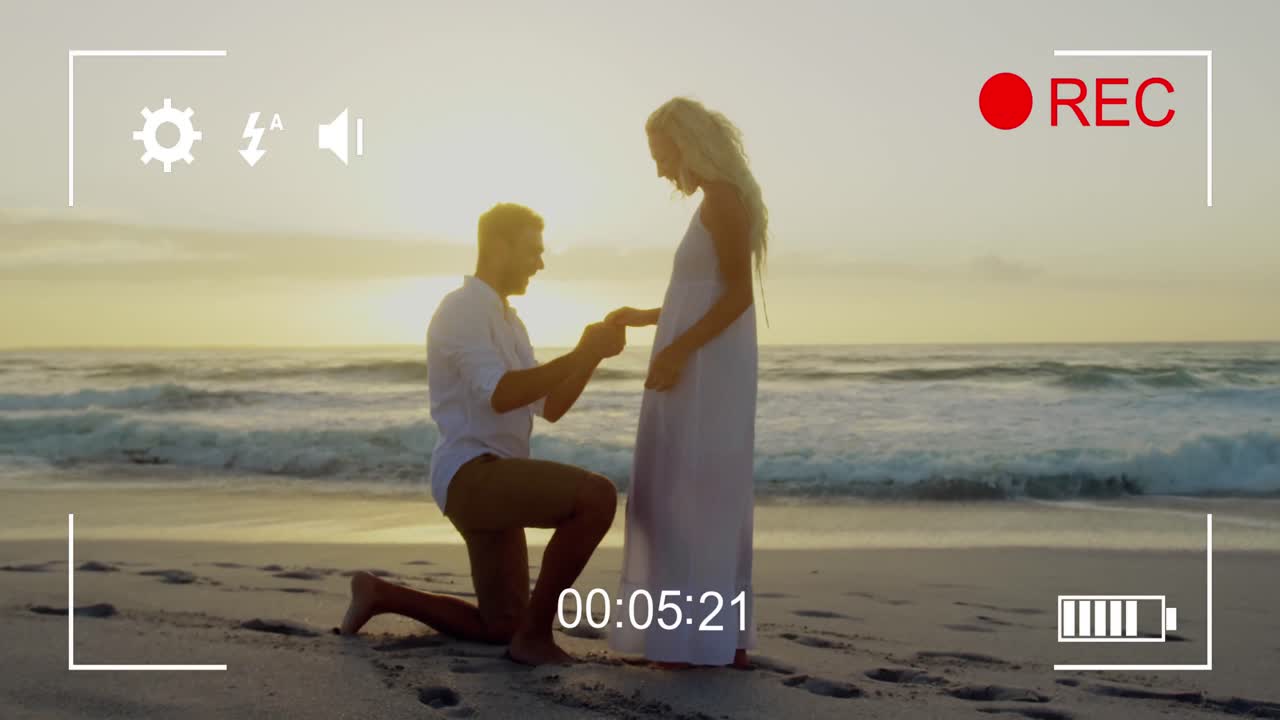 디지털 카메라 4k로 해변에서 부부를 촬영하고 있습니다.