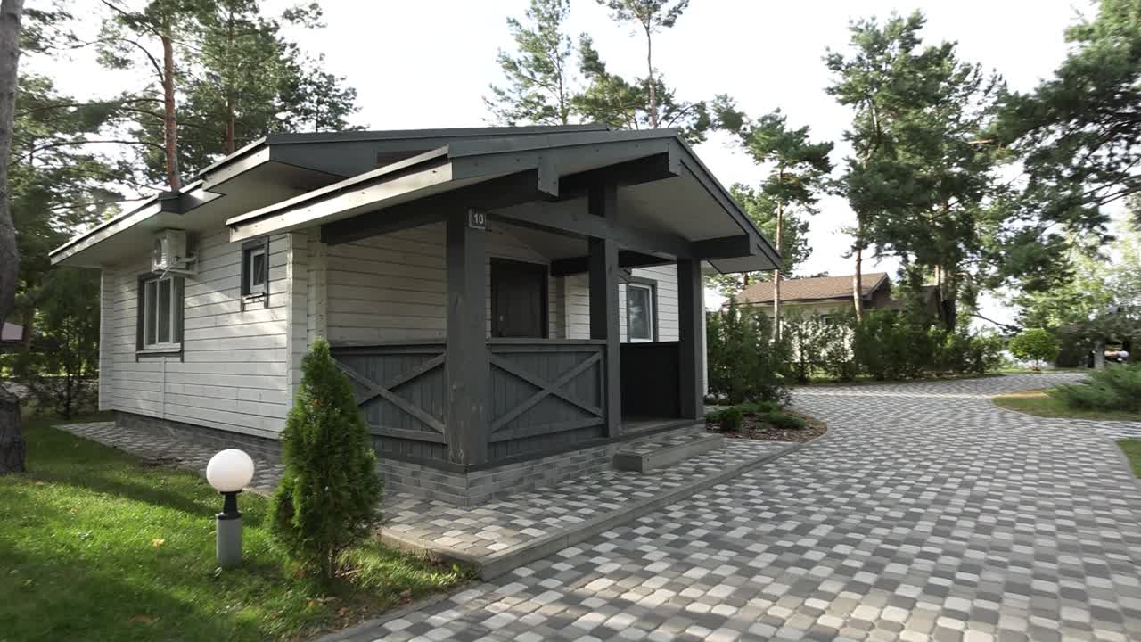 exterior acogedor de cabaña de madera