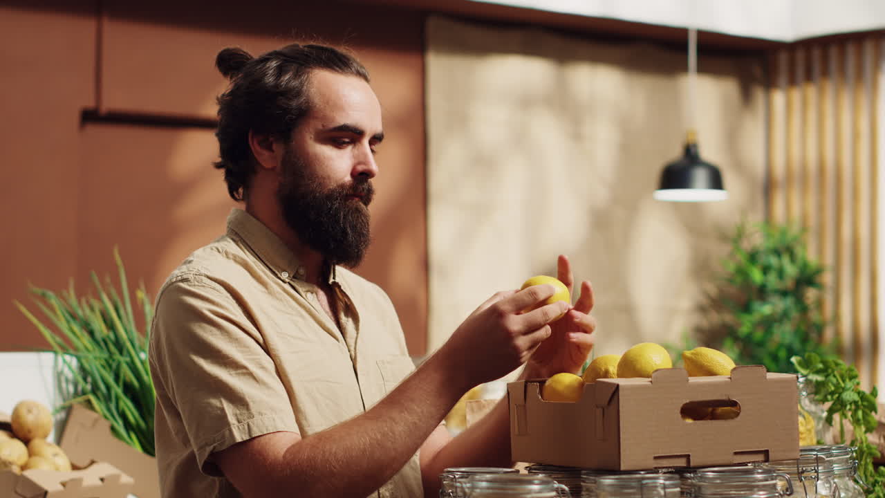 el hombre disfruta del olor a limones biológicos.