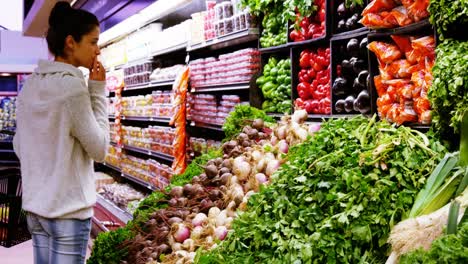 Mujer-Seleccionando-Verduras-De-La-Sección-Orgánica.