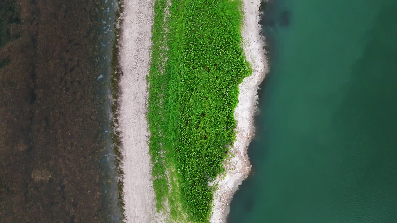 vista aérea de una pequeña isla verde exuberante encontrada en el lago canyon en texas