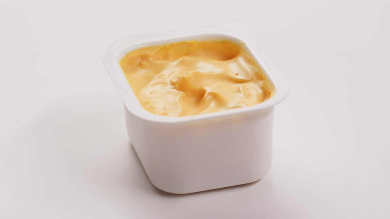salsa de queso en un recipiente de plástico