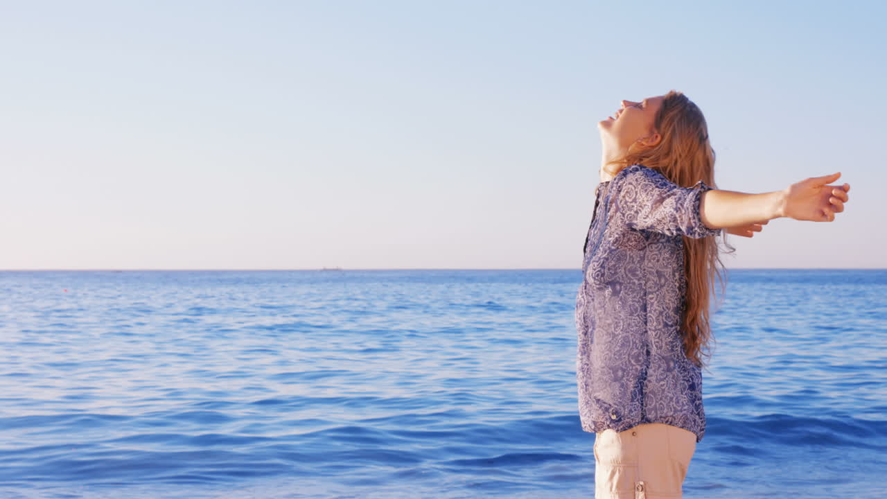 해변에 있는 세련된 여자