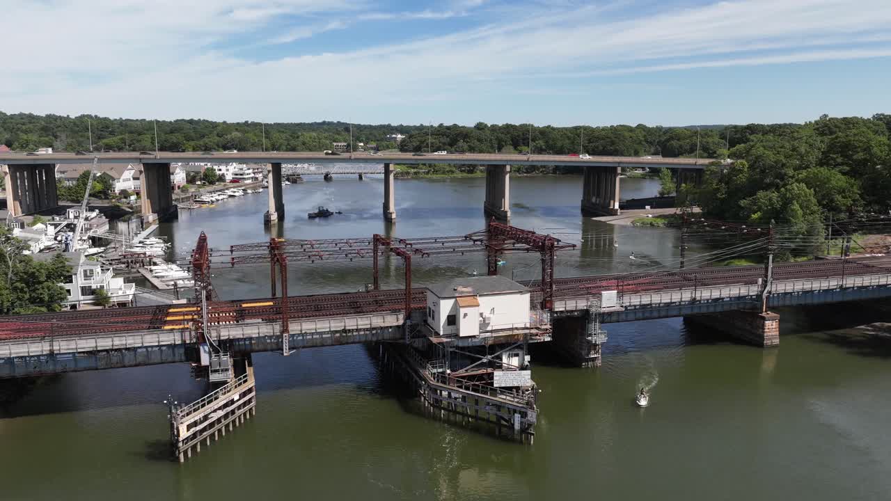 아름다운 날 코네티컷주 소가턱 강 위의 공중 저속 촬영