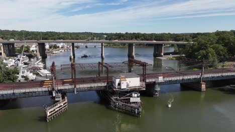 un lapso de tiempo aéreo sobre el río saugatuck en connecticut en un hermoso día