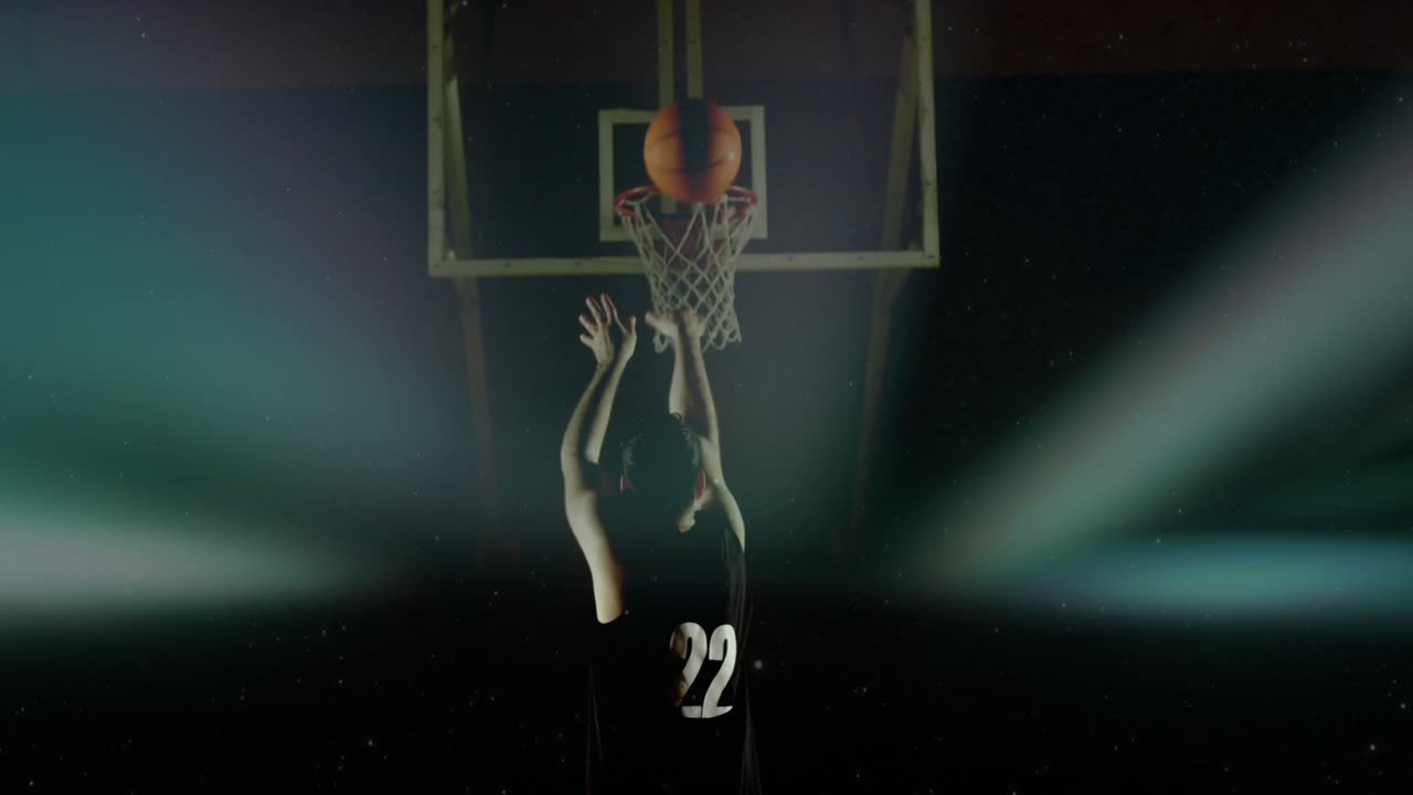 Uomo che lancia un pallone da basket verso il canestro in una palestra, con una linea di traiettoria animata sopra il campo.