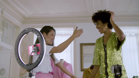 dos amigas grabando video para vlog en casa