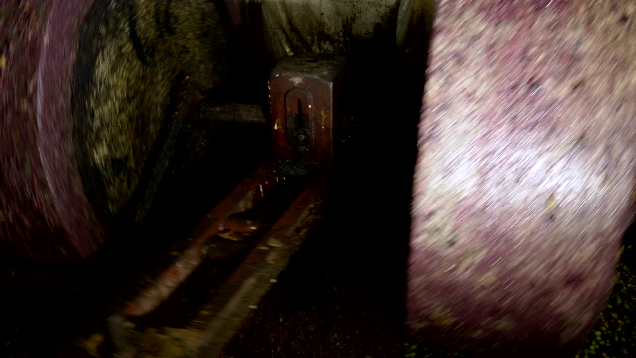 sur de italia, tradición italiana - antigua prensa redondeo exprimir las aceitunas