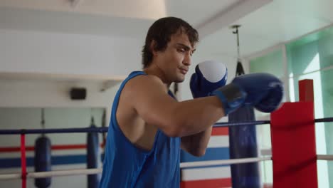 Hombre-Caucásico-Boxeando-En-El-Gimnasio-De-Boxeo.