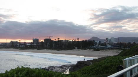 Puesta-De-Sol-Sobre-El-Hermoso-Paisaje-Urbano-Y-La-Playa,-Wollongong-Nsw