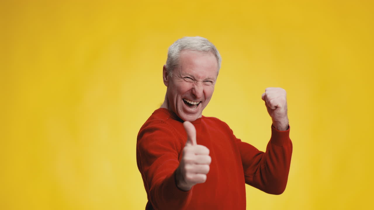 hombre mayor feliz celebrando