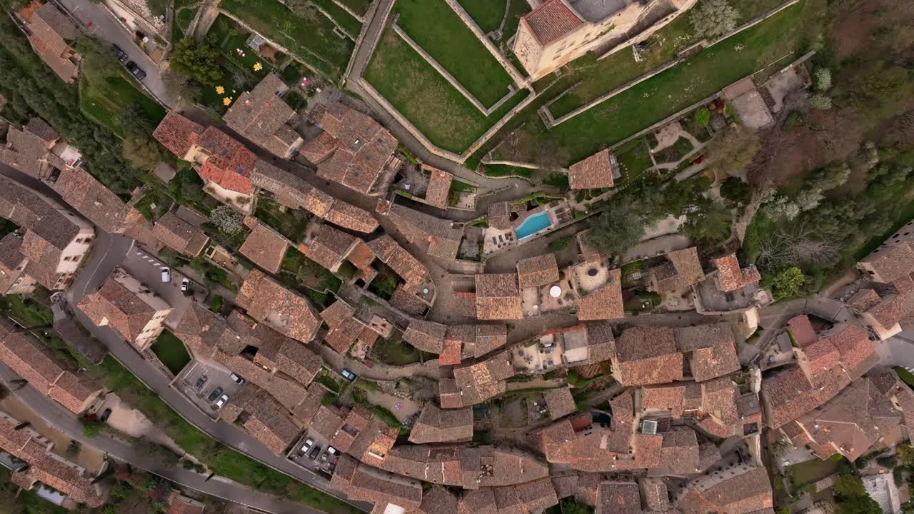 Vista aerea di Lacoste di pietra e della fortezza collinare nella luce soffusa del giorno.