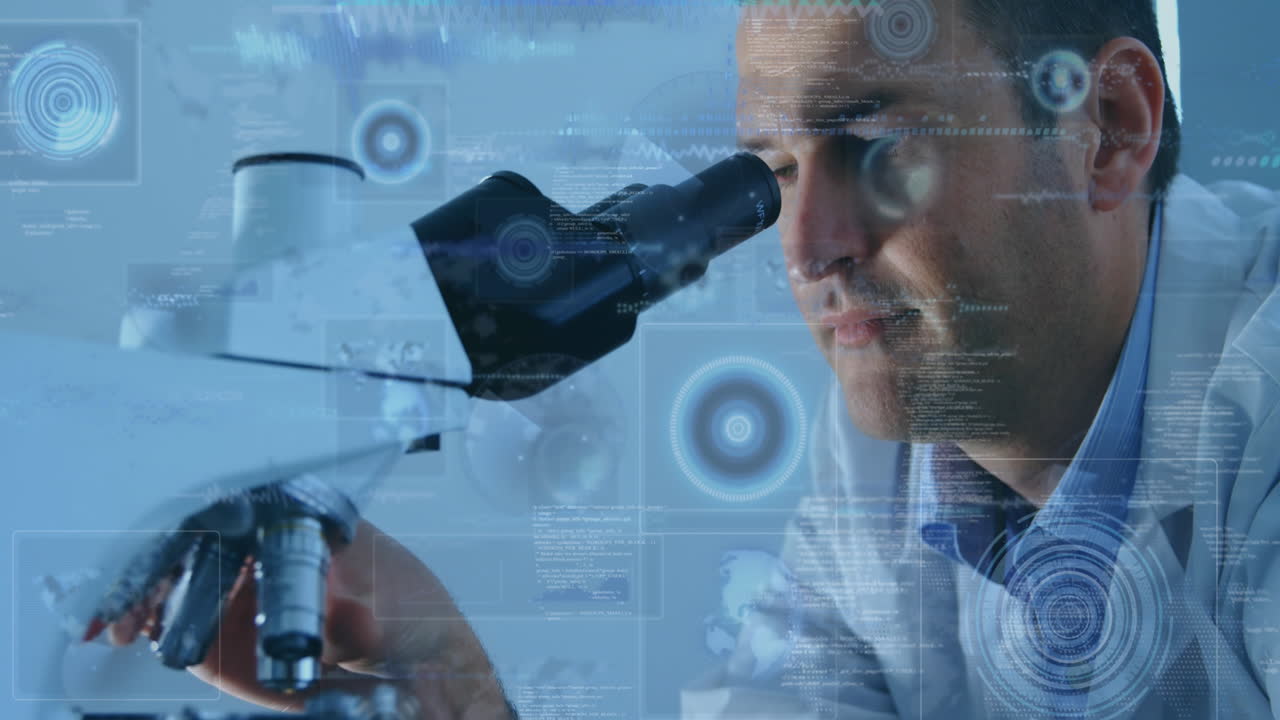 현미경으로 남성 과학자 위에 스크린에서 스캐닝 및 데이터 처리의 애니메이션