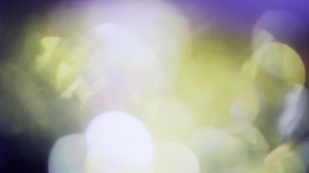 Fughe di luce e sovrapposizioni bokeh astratte su sfondo scuro
