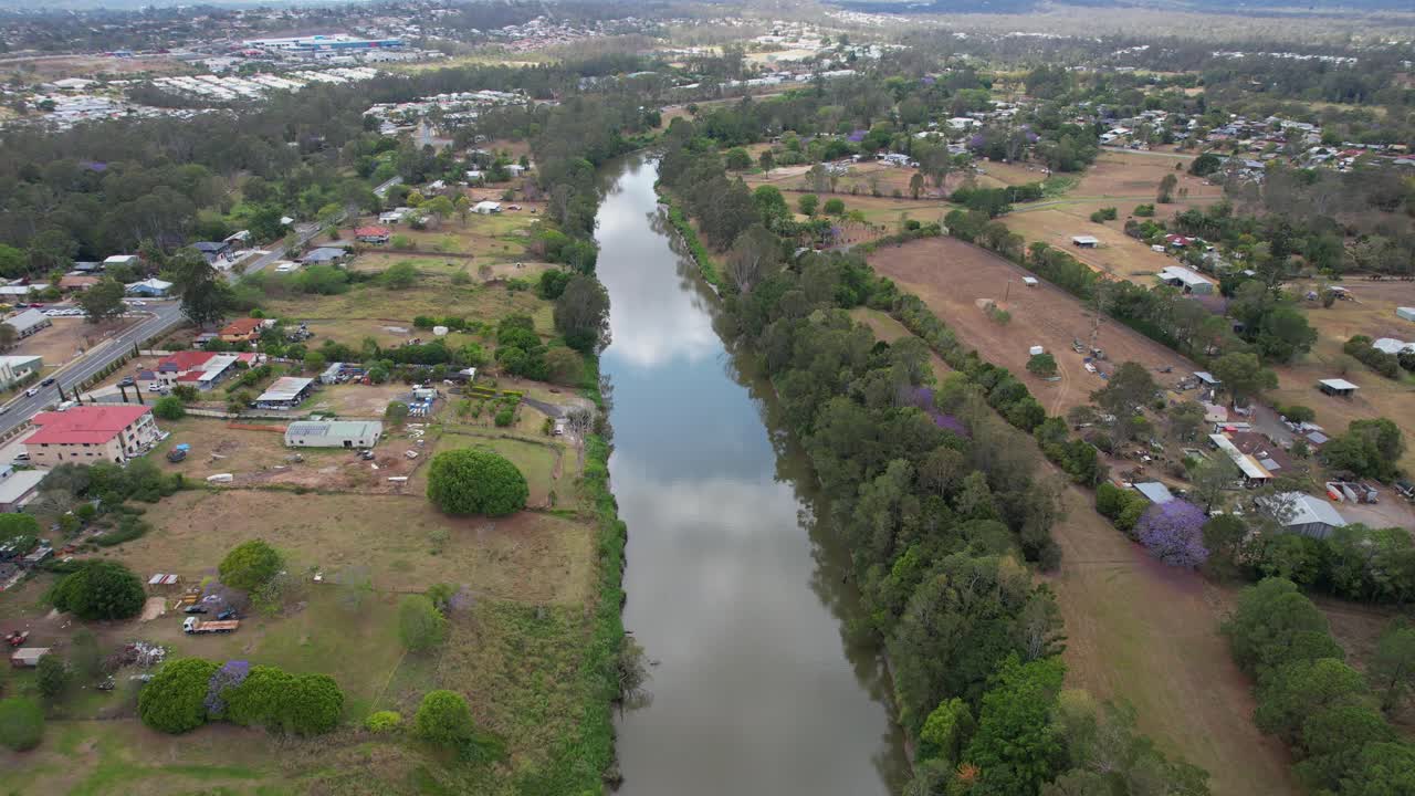 río logan con reflejos en la ciudad de logan, queensland, australia