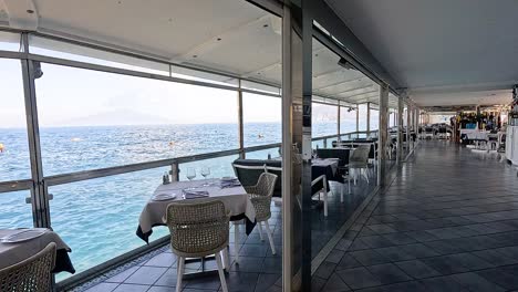 restaurante vacío a orillas del mar con vistas al océano