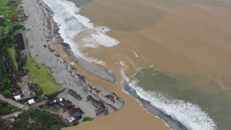 antena: agua de río turbia en la costa del pacífico mexicano, el agua dulce se encuentra con el mar