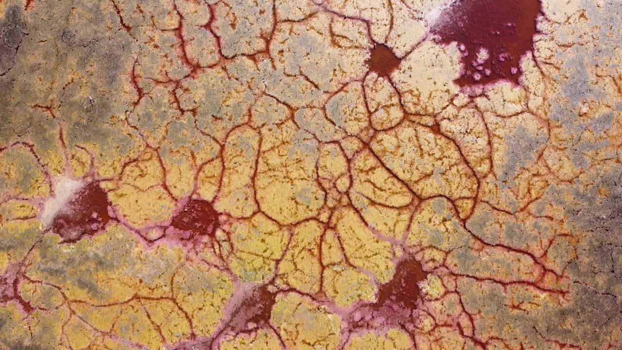 lago gallocanta, aragón, españa - vista aérea de drones del lago endorreico de agua salada con estructuras asombrosas