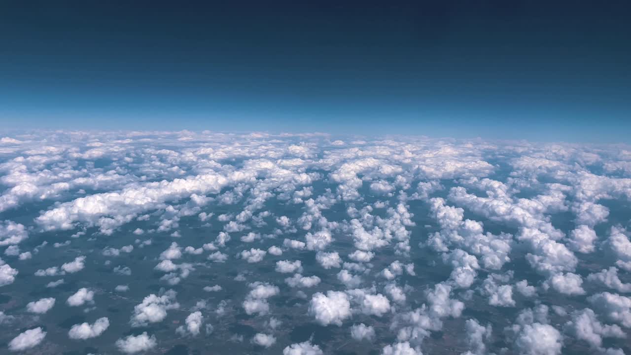 vista aérea de 4k de nubes capturadas desde una ventana de un avión