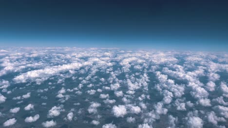 Vista-Aérea-4k-De-Nubes-Capturadas-Desde-La-Ventana-De-Un-Avión