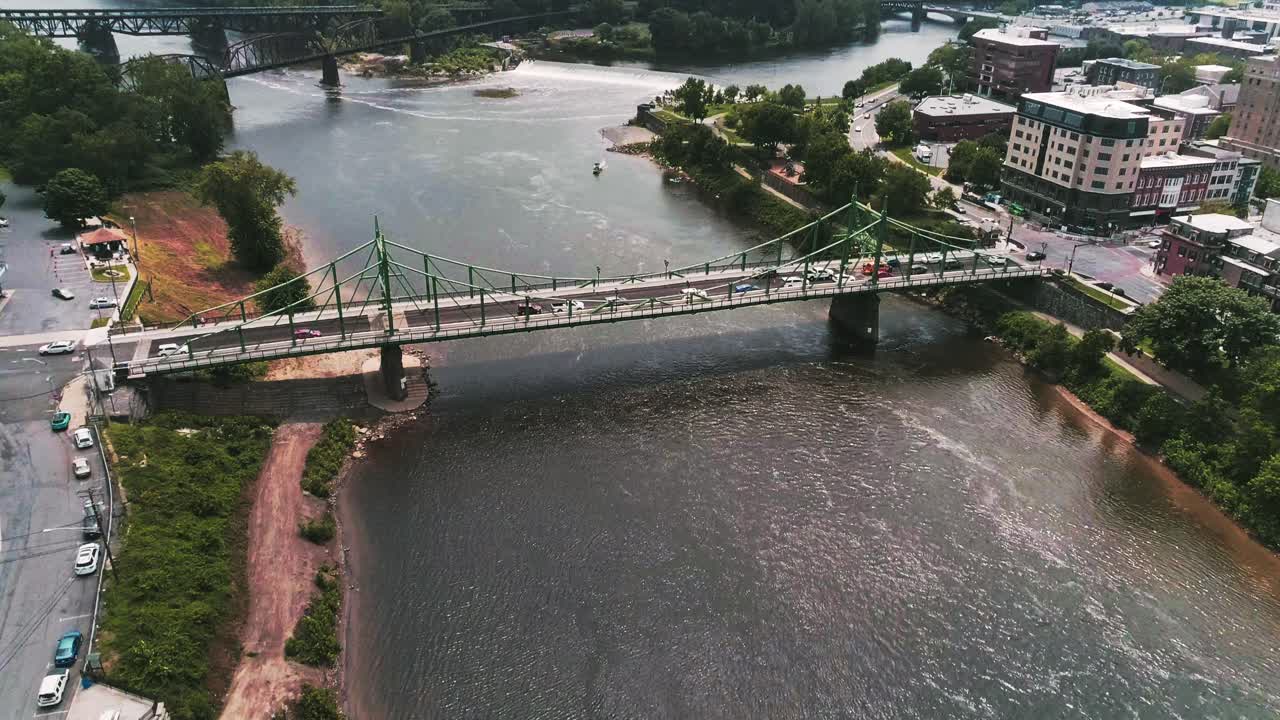 이스턴 파와 델라웨어 강의 항공 사진 교통과 함께 다리에 접근하고 있습니다.