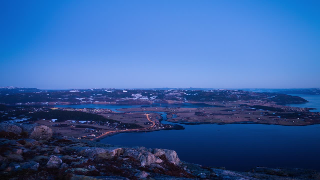 황혼에서 밤까지의 해안 마을 저속 촬영