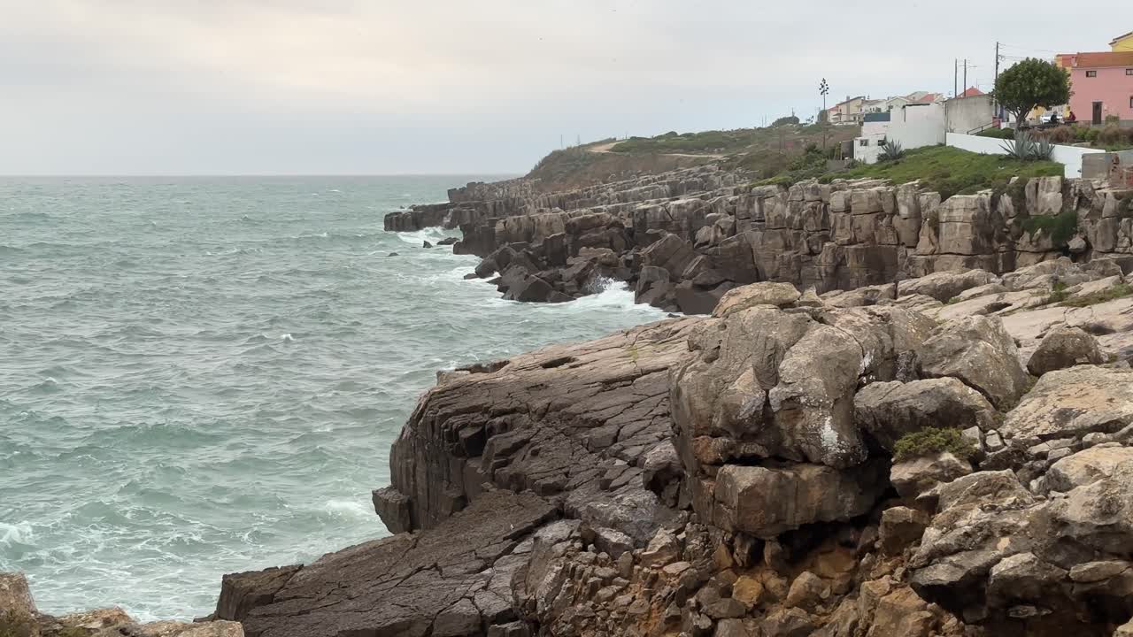 포르투갈 해안의 절벽에 충격을 주는 파도의 슬로우 모션