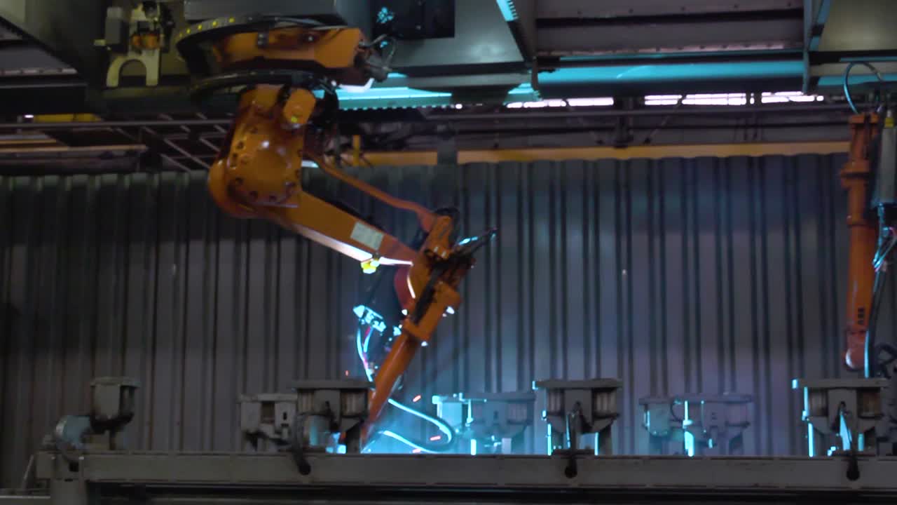 robot industrial en una instalación de fabricación