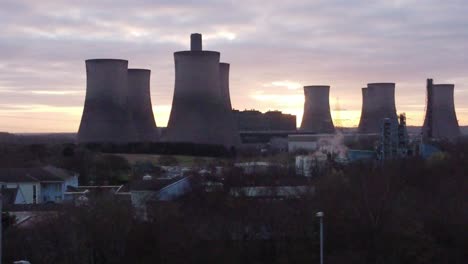 Fiddlers-Ferry-Kohlekraftwerk-Mit-Sonnenaufgang-Hinter-Einem-Wahrzeichen,-Luftaufnahme,-Die-Tief-über-Bäumen-Kreist