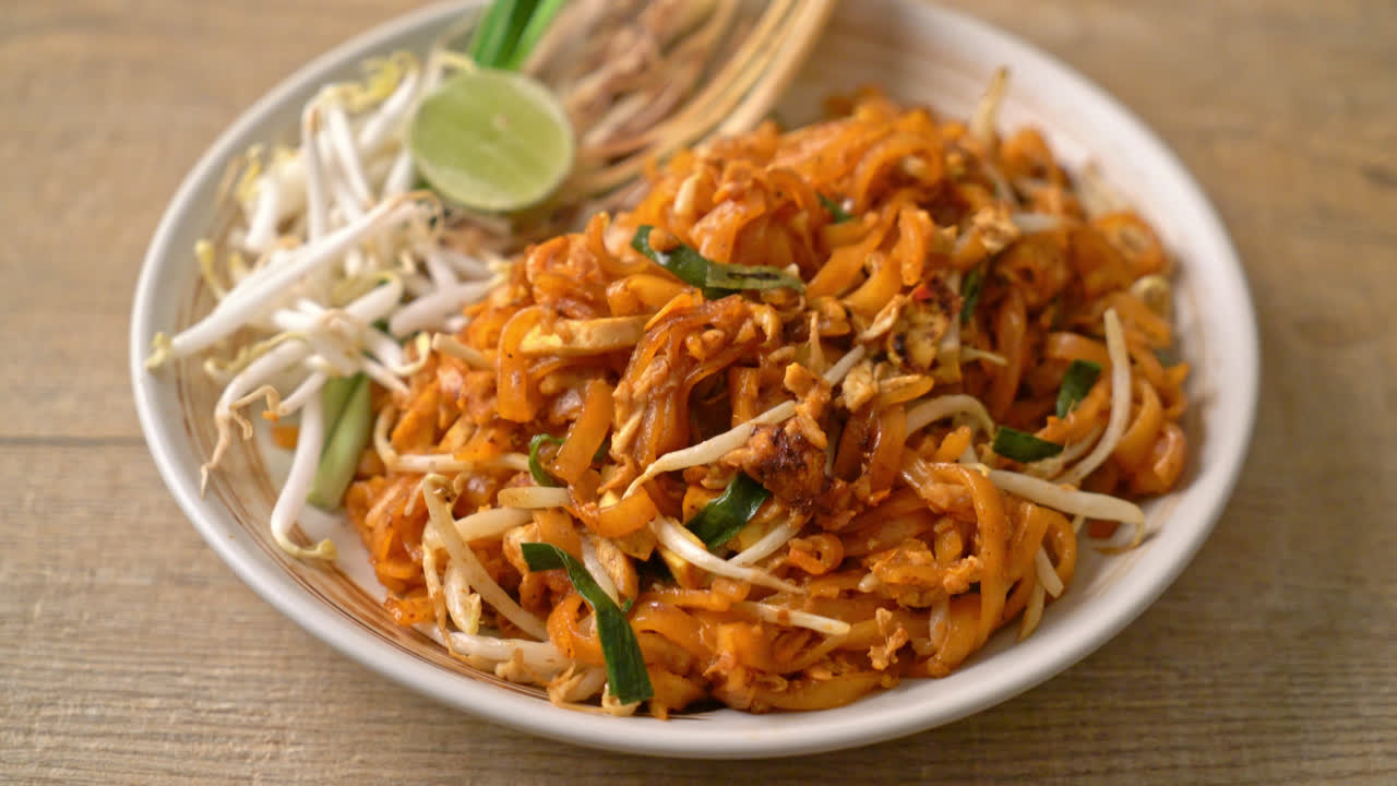 Woknudler med tofu og bønnespirer eller Pad Thai - Asiatisk matstil