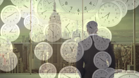 animación de relojes cayendo sobre vista trasera de hombre de negocios mirando la ciudad moderna a través de una ventana de vidrio
