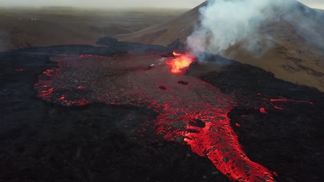 Luftlandschaftsansicht-Von-Lava,-Die-Im-Meradalir-Tal-Ausbricht,-Vom-Vulkan-Fagradalsfjall,-Island