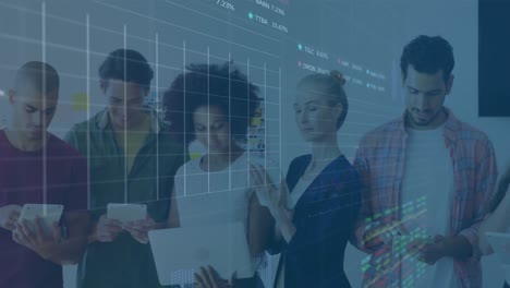 animación del procesamiento de datos del mercado de valores sobre diversos colegas que utilizan dispositivos electrónicos en la oficina