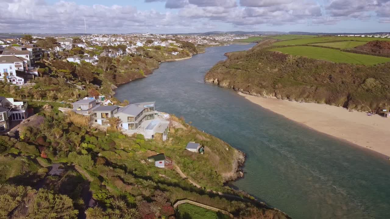 construcción de marco de acero de toma aérea con vistas a la playa en cornwall 3