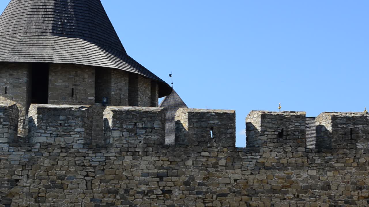 Torri nella fortezza. Fortezza medievale nella città di Khotyn, Ucraina occidentale