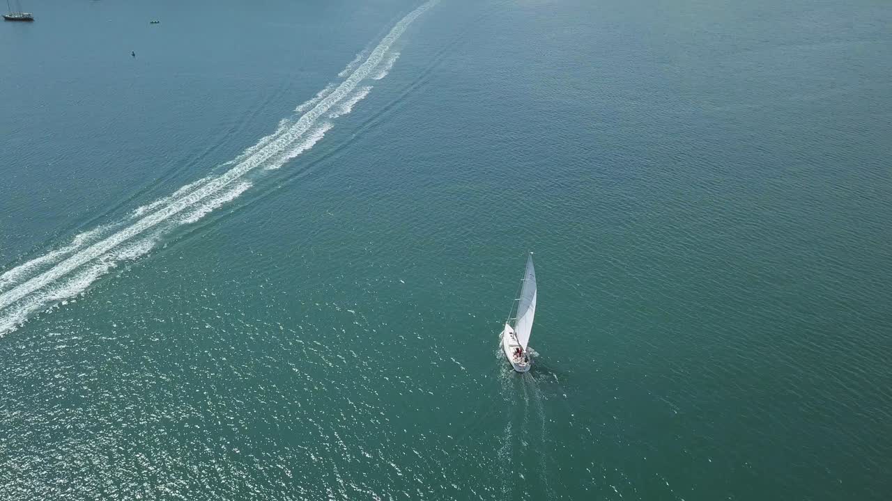 barco de vela en el mar
