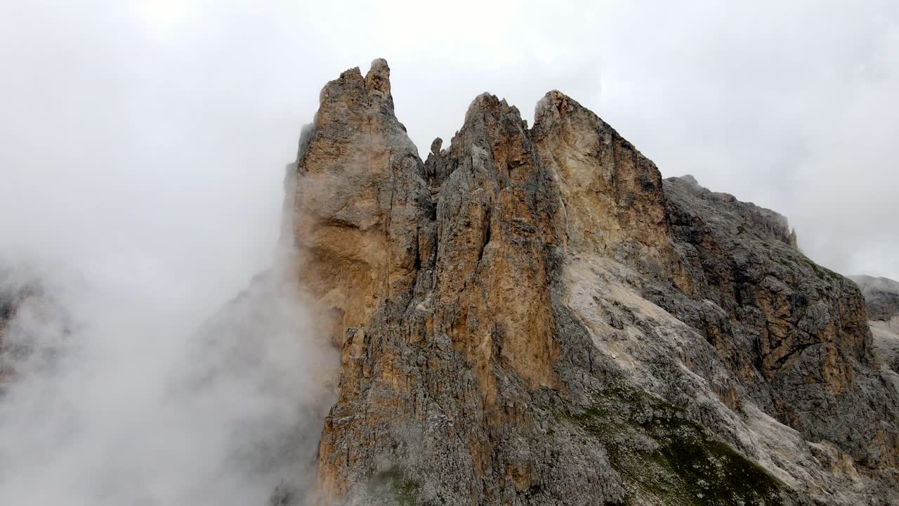 Vedute aeree delle cime delle Dolomiti italiane in una giornata nebbiosa e nuvolosa
