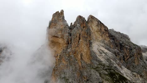 Luftaufnahmen-Der-Italienischen-Dolomitengipfel-An-Einem-Nebligen-Und-Bewölkten-Tag