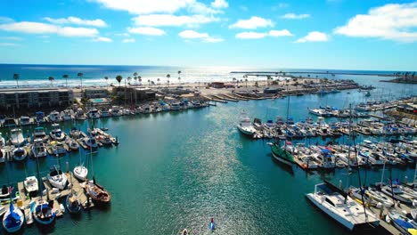 barcos junto al mar atracados en el puerto drone