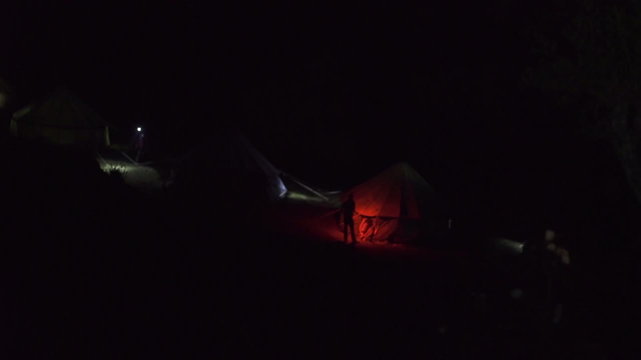 히말라야 에서 산책 하는 사람 들 이 밤 을 보내기 위해 세워진 텐트 마을