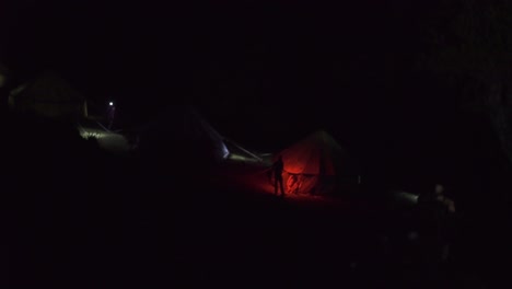 aldea de tiendas de campaña establecida para excursionistas en el himalaya para pasar la noche