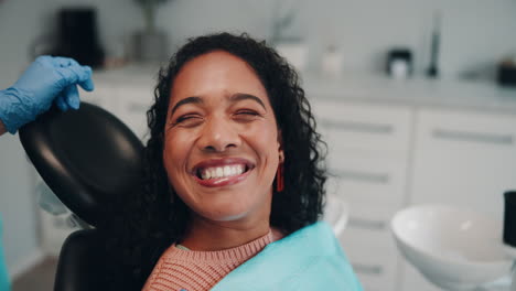 paciente feliz no dentista