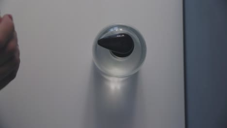mujer lavándose las manos con gel hidroalcohólico 04