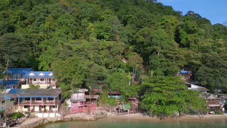 vista aérea perfecta de arriba vuelo deslizamiento de tierra deslizamiento de barro destruido roto resort de playa en ruinas, desastre ambiental tailandia 2022