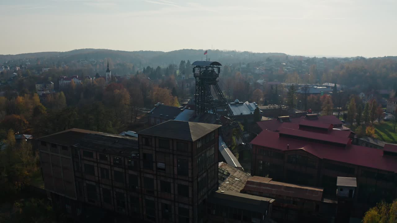 Rekaman drone menjauh dari menara tambang di kota Ostrava.