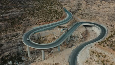 toma aérea de fort munroe steel bridge road - fort munro, pakistán