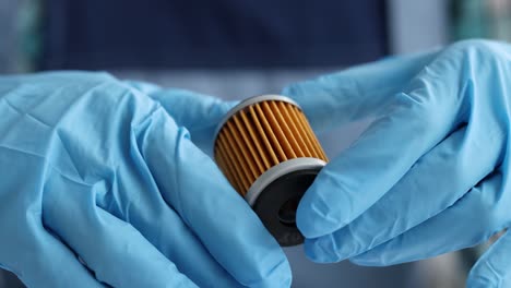 filtro de aceite de automóvil en manos del maestro