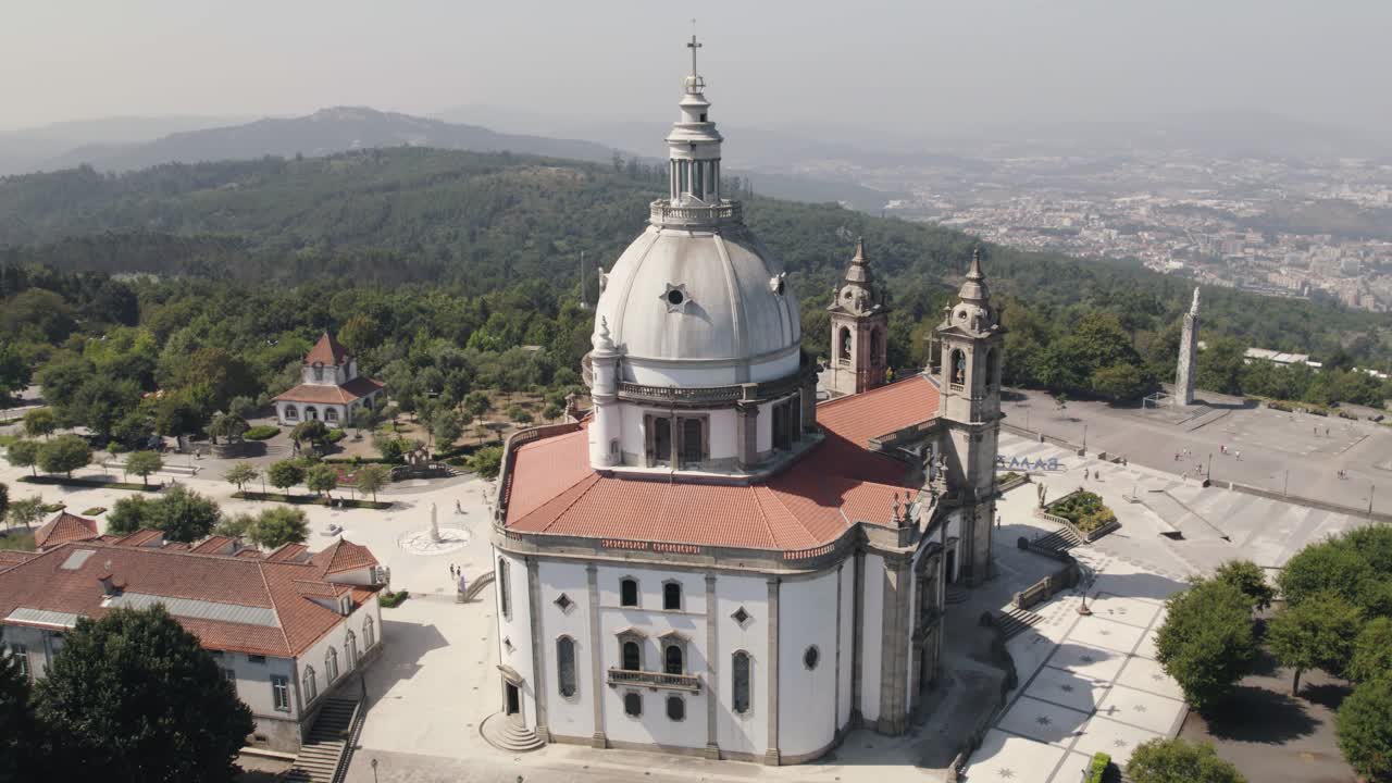 santuario de sameiro de estilo neoclásico, punto de referencia en braga, portugal