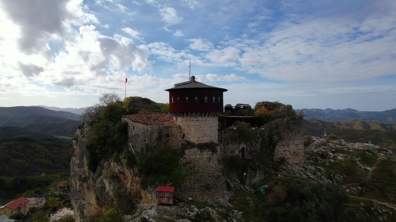el majestuoso panorama del antiguo castillo de petrela, una fortaleza épica, en lo alto de una colina rocosa, testigo de batallas históricas