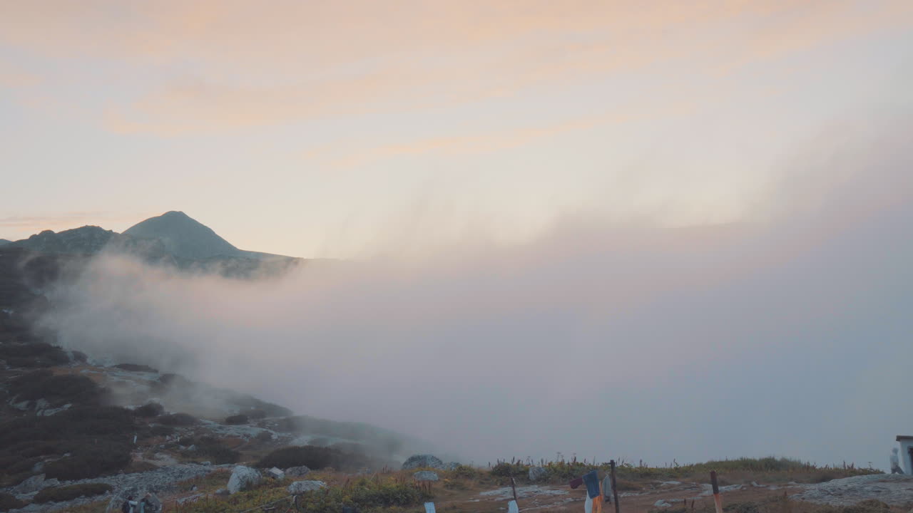 불가리아 릴라 산에 있는 7개의 릴라 호수에 위치한 백인 형제단 캠프 근처의 낮은 구름